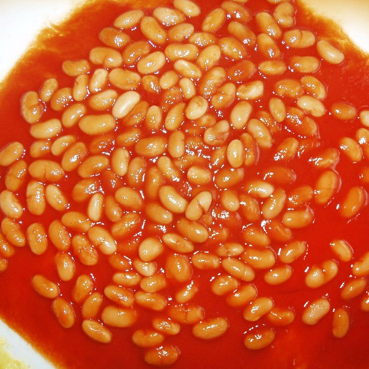 Frijoles blancos enlatados al horno en salsa de tomate