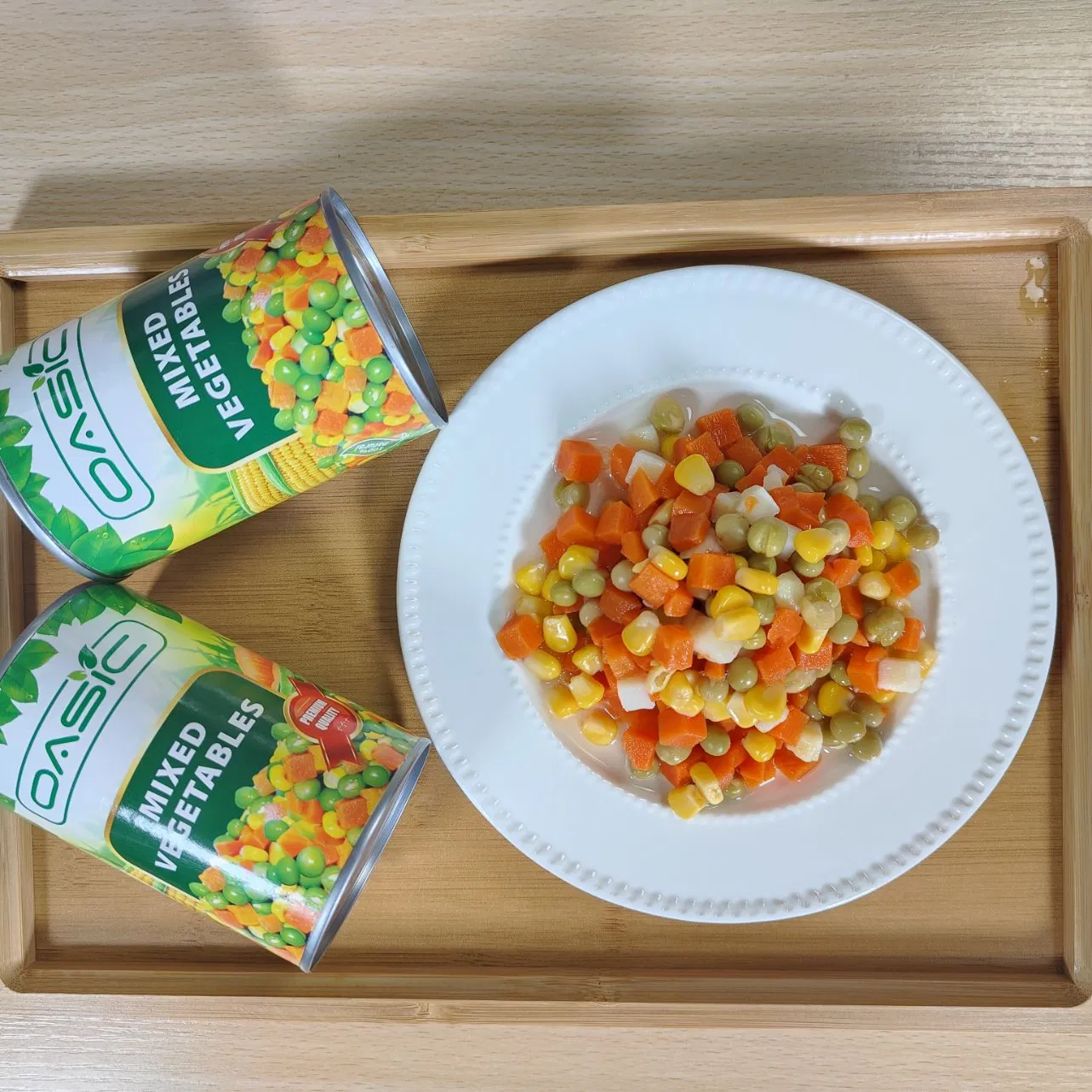 Guisantes verdes mixtos y zanahoria en agua salada en lata