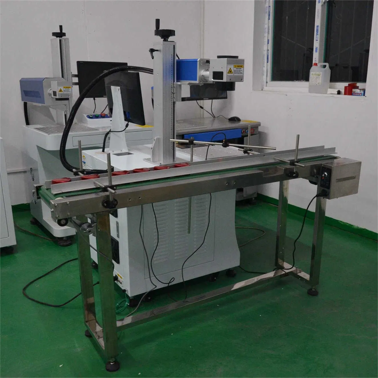Conveyor Belt 10W 30W Online Flying CO2 Galvo Laser Marking Batch Coding Machine Laser Printer for Pet Bottles in Water Filling