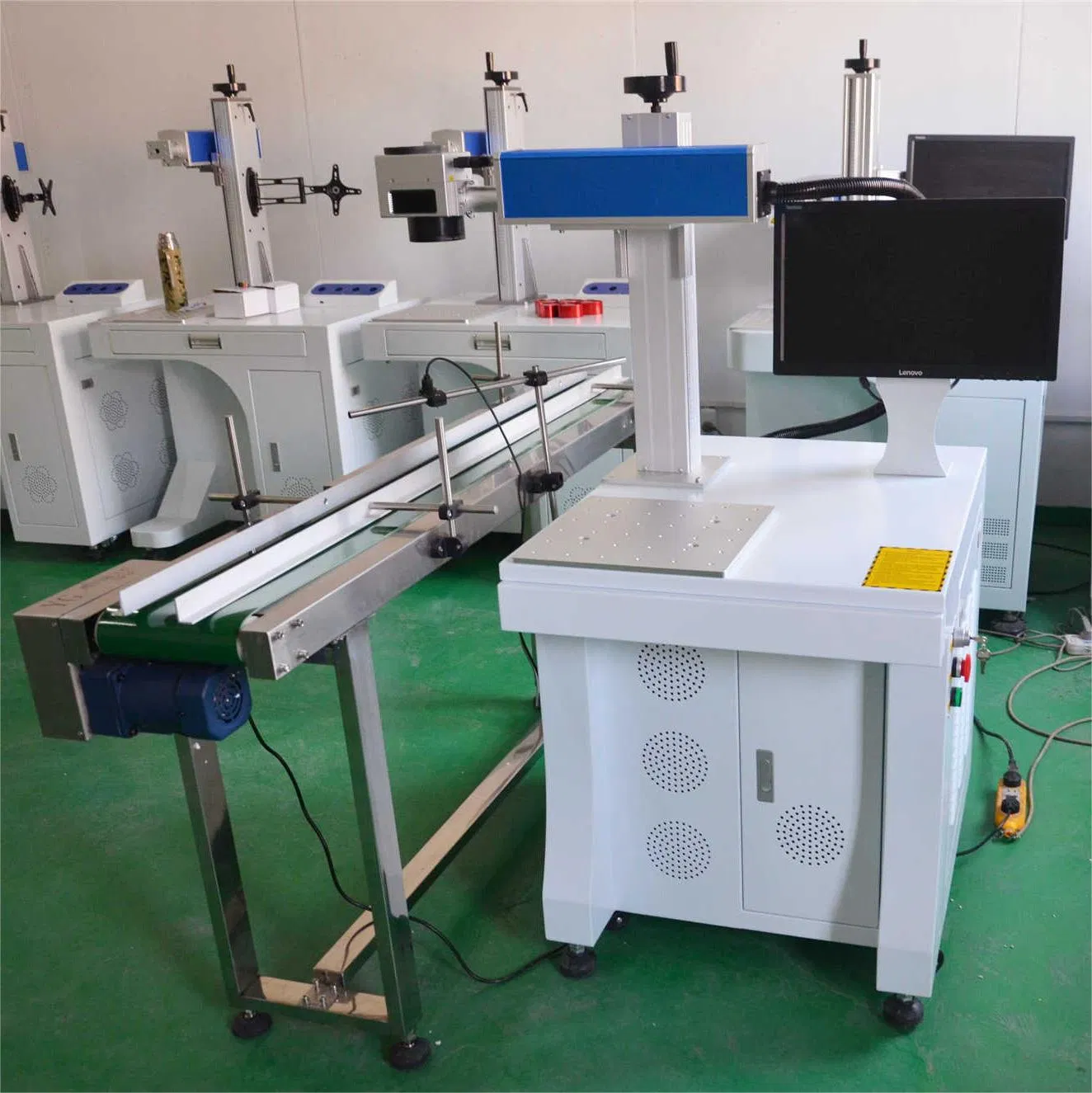 Conveyor Belt 10W 30W Online Flying CO2 Galvo Laser Marking Batch Coding Machine Laser Printer for Pet Bottles in Water Filling