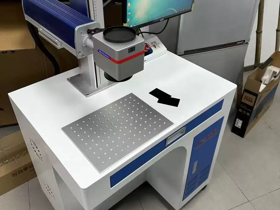 2024 CHZOM Top Sale Automatic Laser Marking Machine for Metal Logo Engraving with Pen Plate