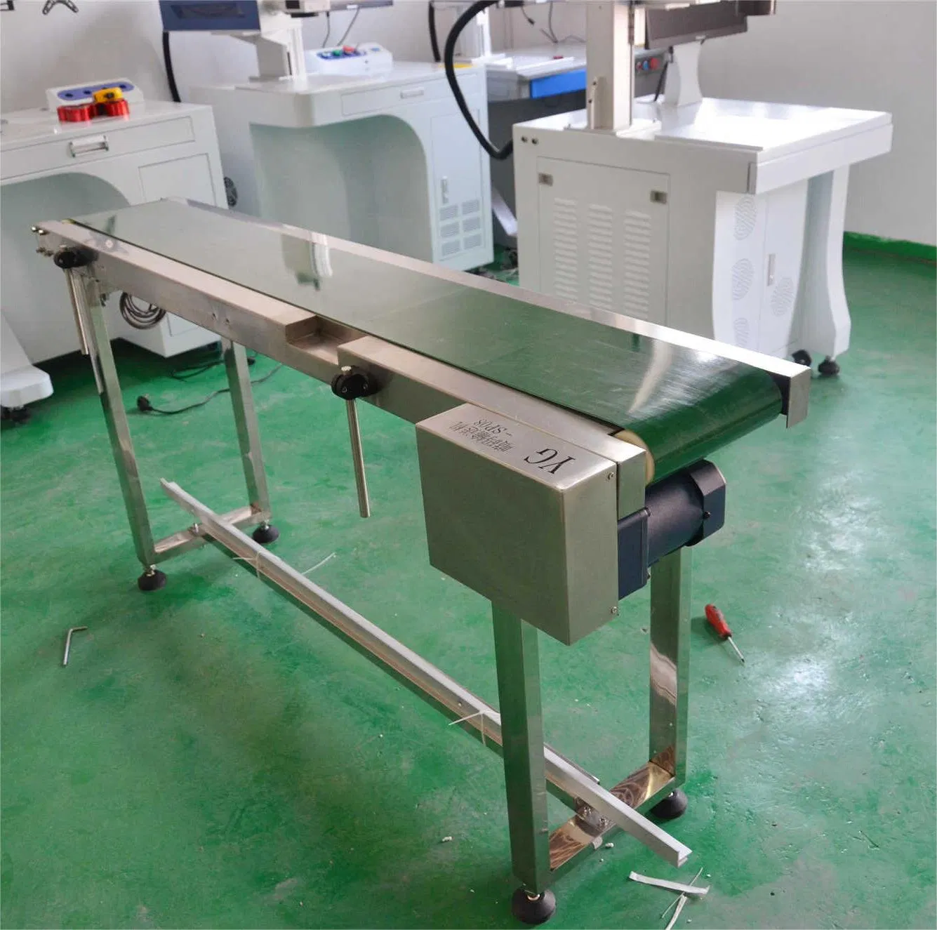 Conveyor Belt 10W 30W Online Flying CO2 Galvo Laser Marking Batch Coding Machine Laser Printer for Pet Bottles in Water Filling