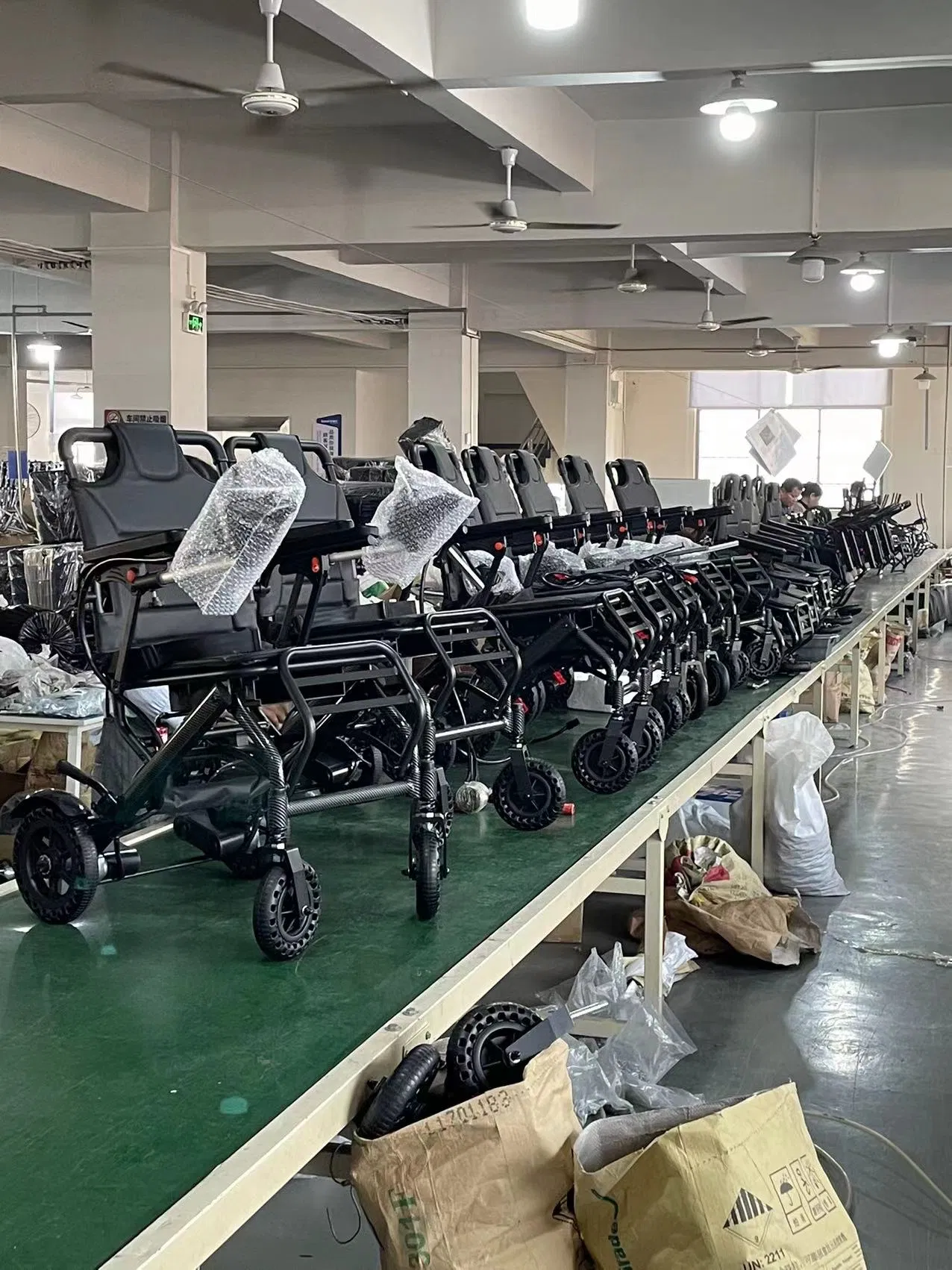 Steel Luxurious Recling Mobility Power Wheelchair for Indoor Using