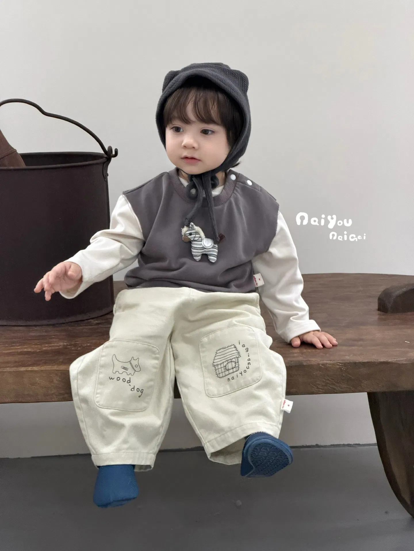 Ropa de niños con camiseta y pantalones