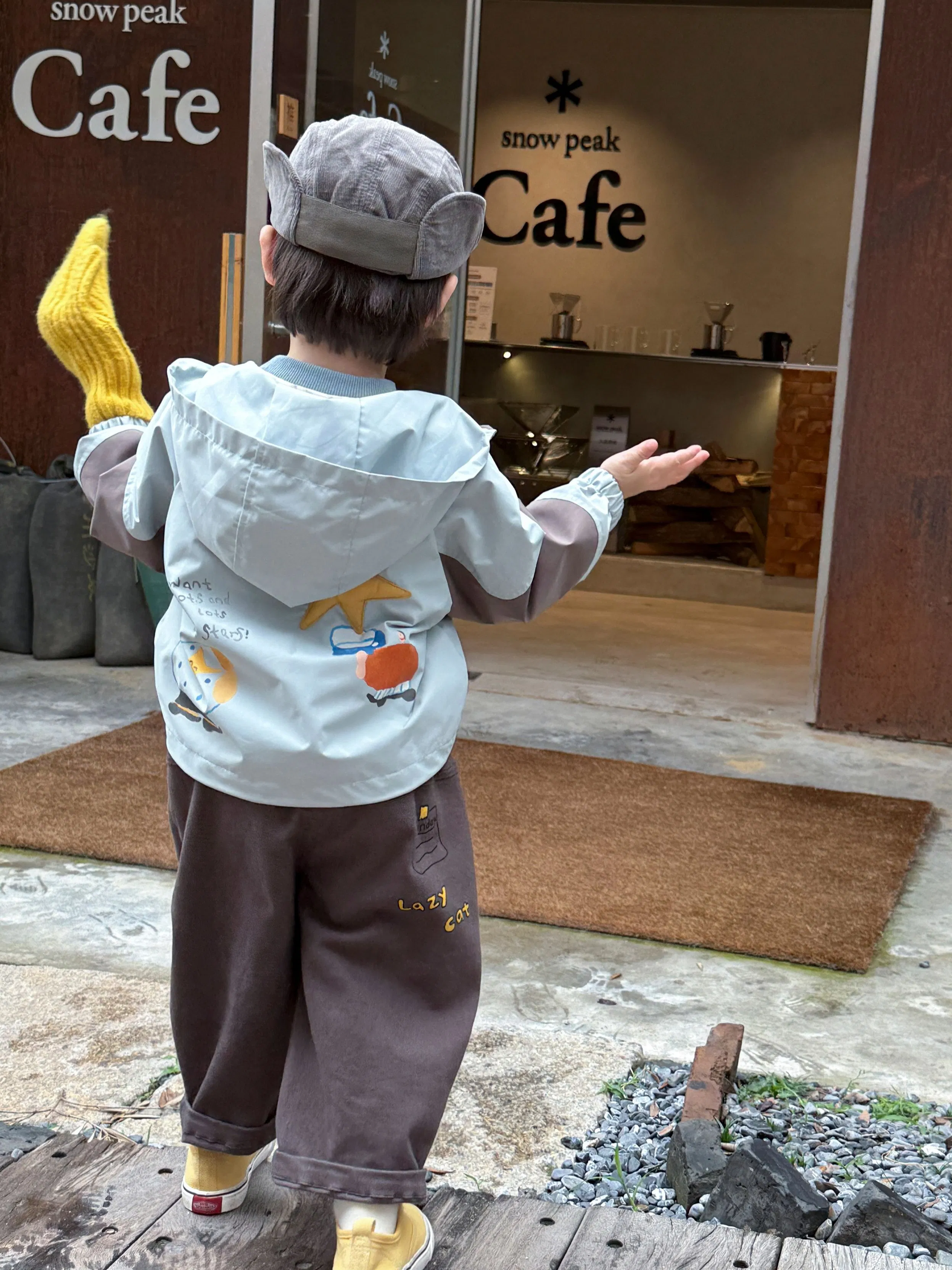 Chaqueta con capucha personalizable para niños, ideal para el vestuario infantil y la moda infantil