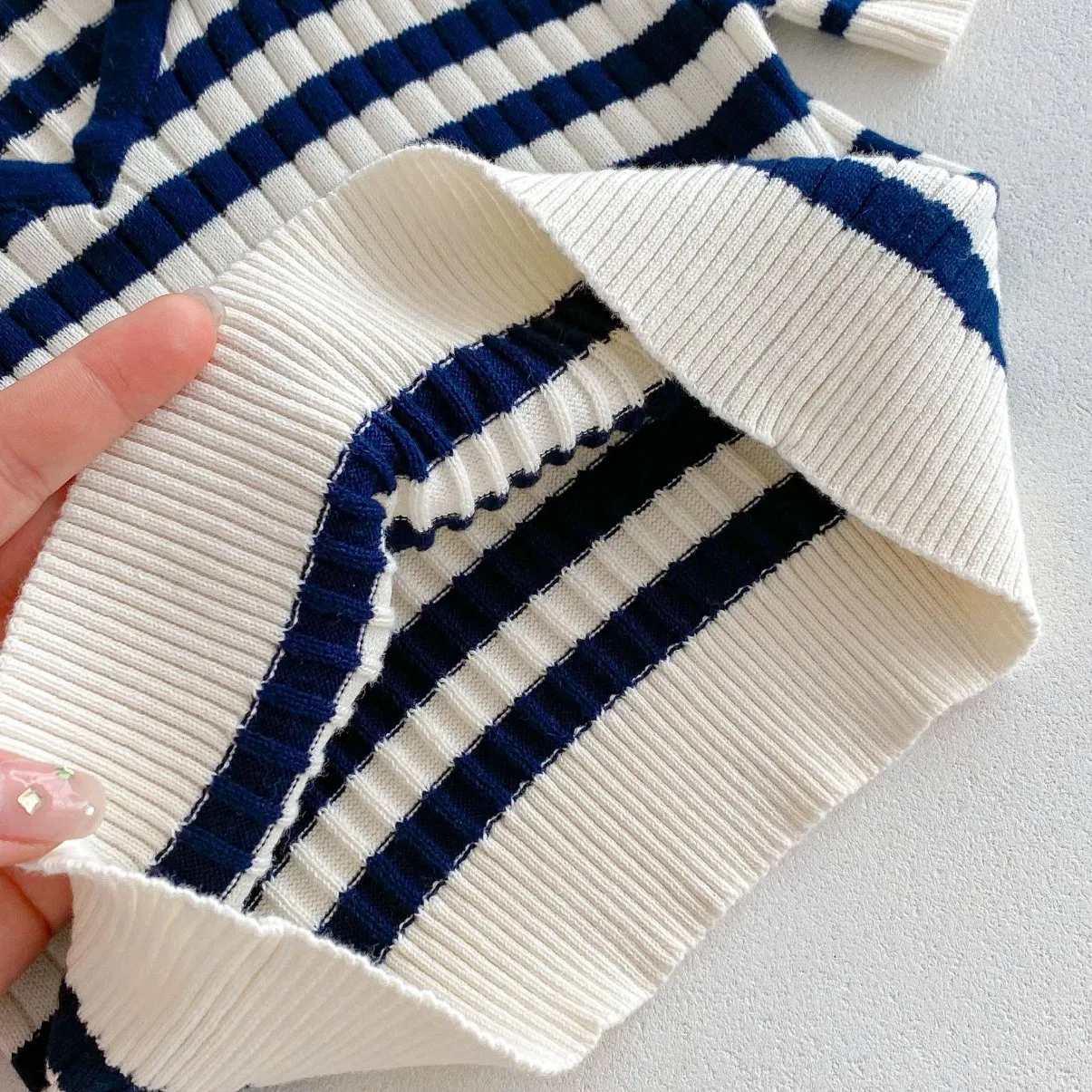 Conjunto de ropa de verano chic casual de punto para bebés y niños, camiseta de manga corta con cuello polo a rayas + pantalones de punto