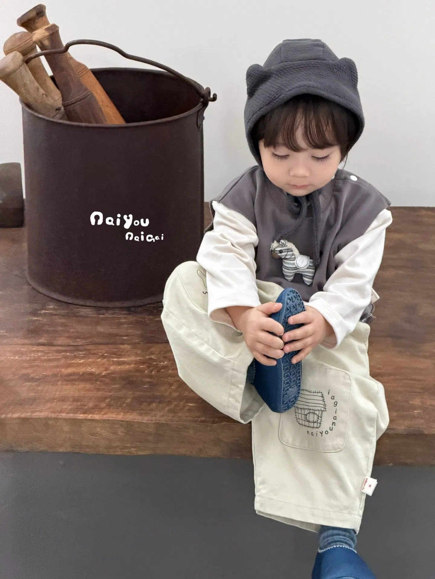 Ropa de niños con camiseta y pantalones