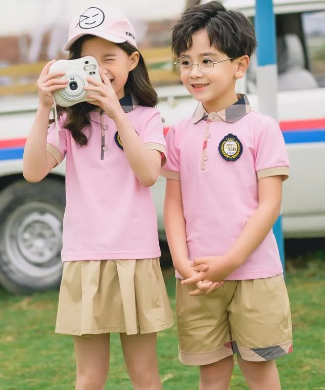 Variedad de colores en uniformes escolares