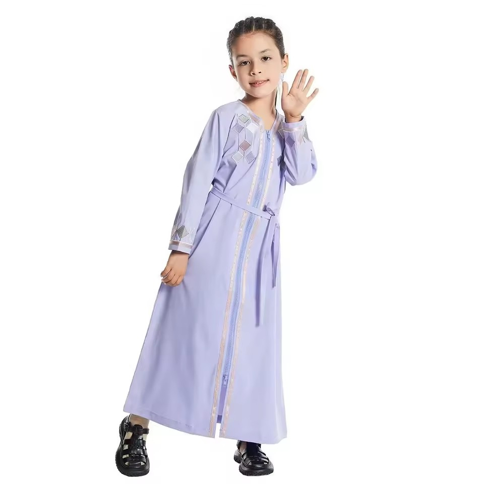 Ropa étnica islámica de alta calidad para niñas con decoraciones a rayas, túnica musulmana