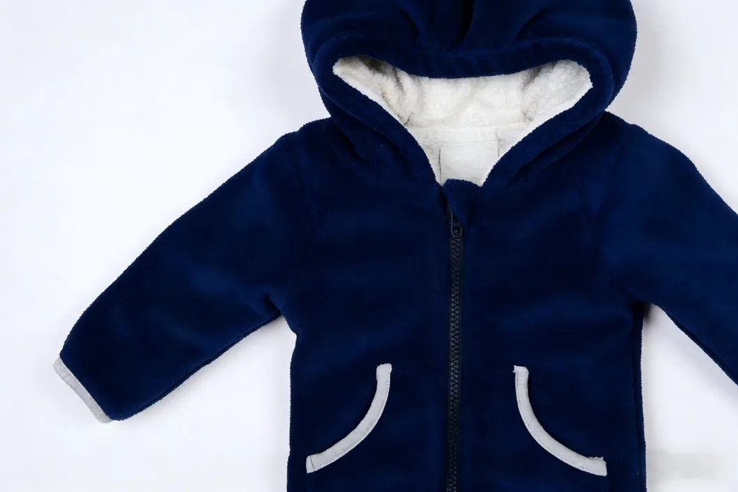 Detalle textil ropa bebé