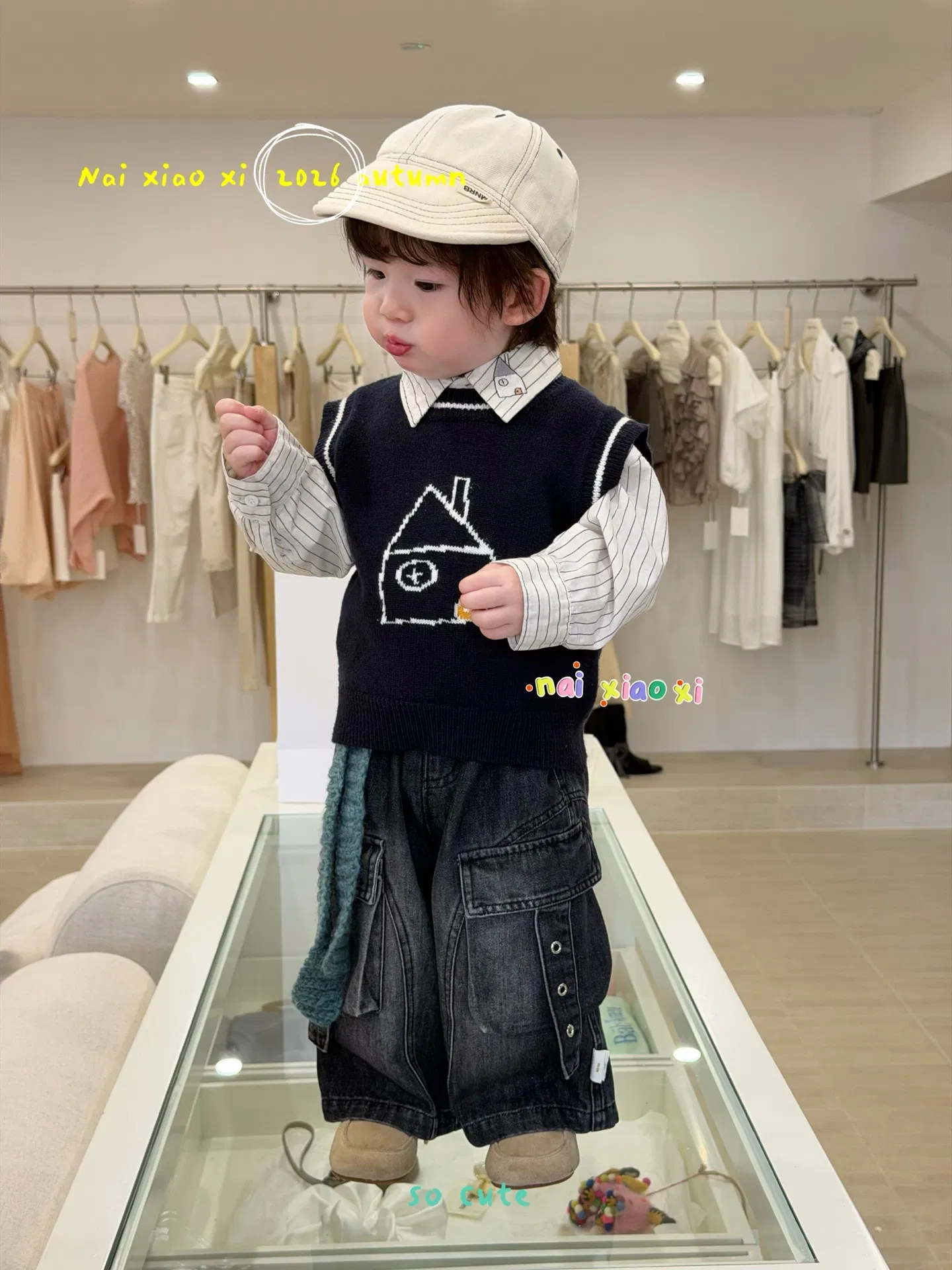 Ropa de niños con camiseta y pantalones