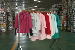 Proceso de empaque de ropa de invierno de paca grande