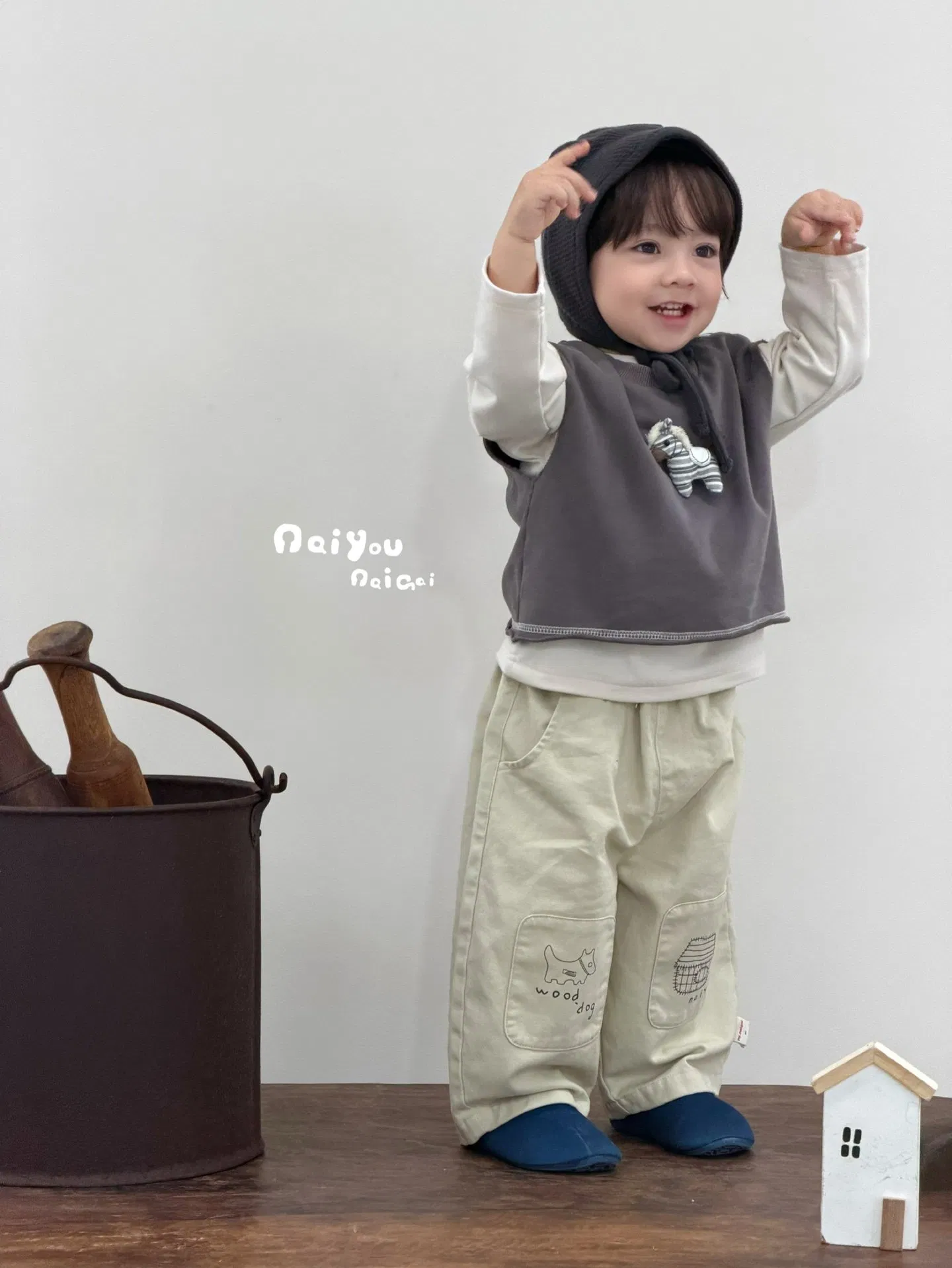 Ropa de niños con camiseta y pantalones