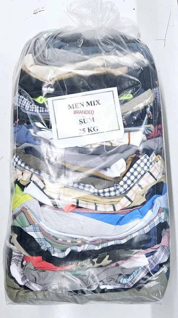 Ropa deportiva y de vestir vintage de segunda mano de alta calidad, percheros limpios, ropa de verano de temporada
