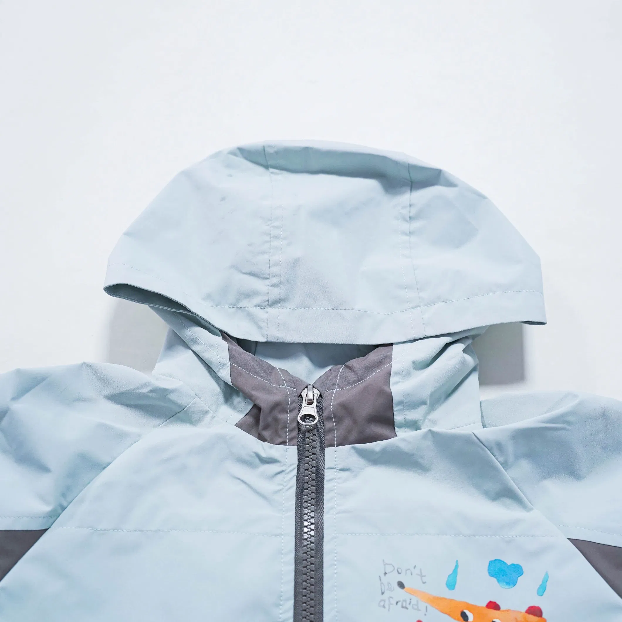 Chaqueta con capucha personalizable para niños, ideal para el vestuario infantil y la moda infantil