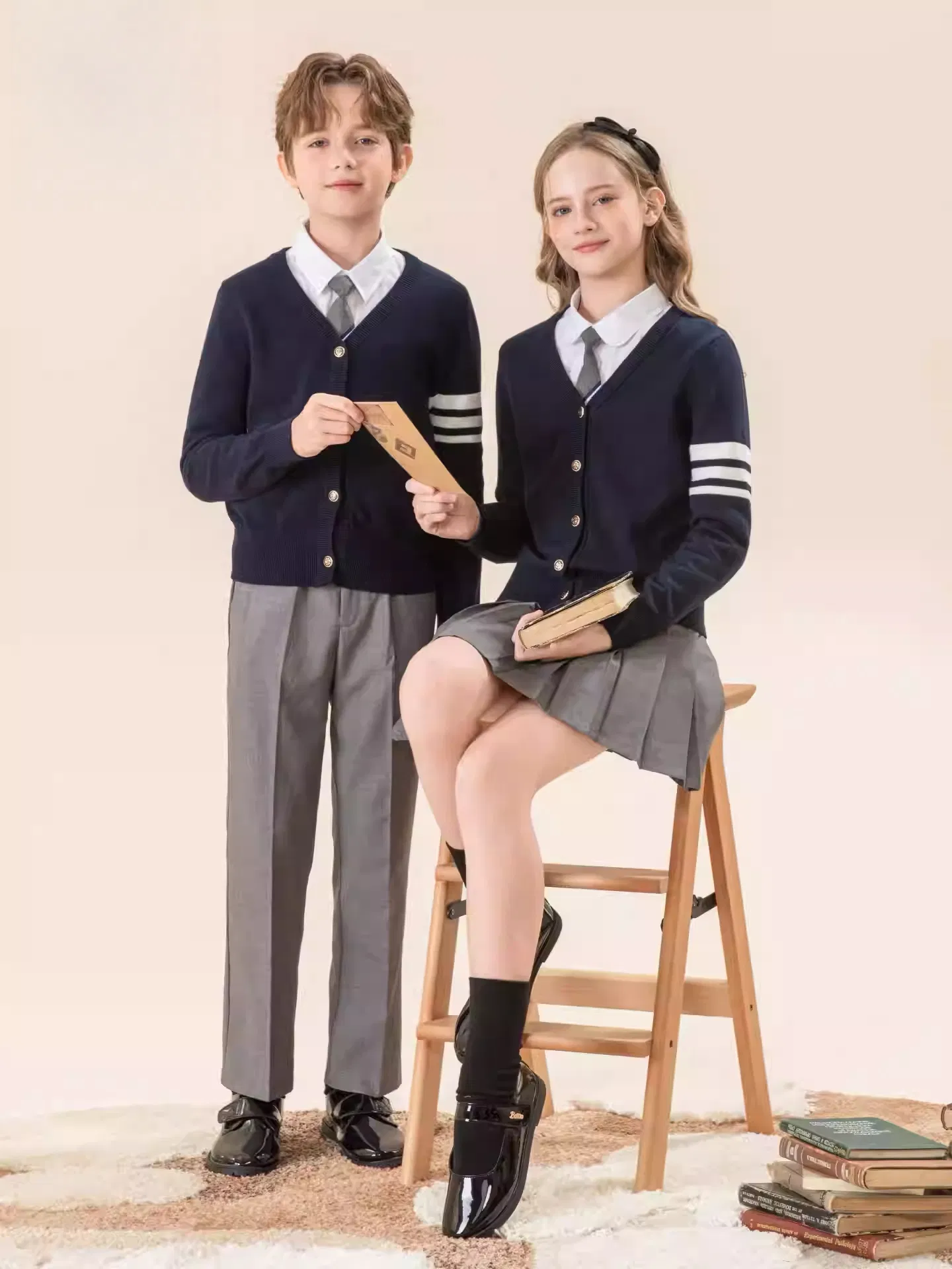 Uniforme escolar formal para niños y niñas con insignia bordada personalizada