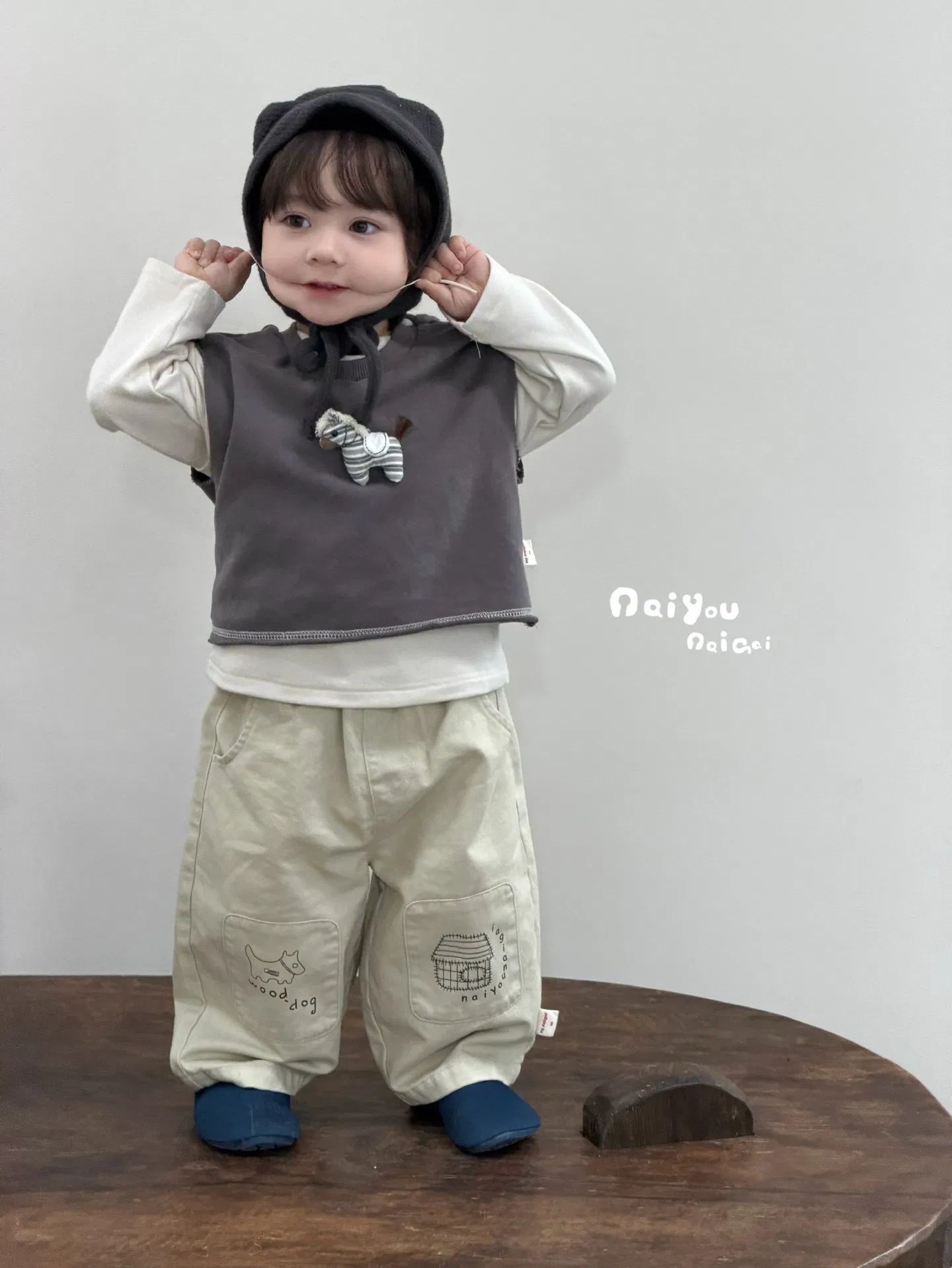 Ropa de niños con camiseta y pantalones