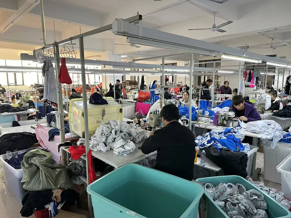 Línea de confección y costura en el taller