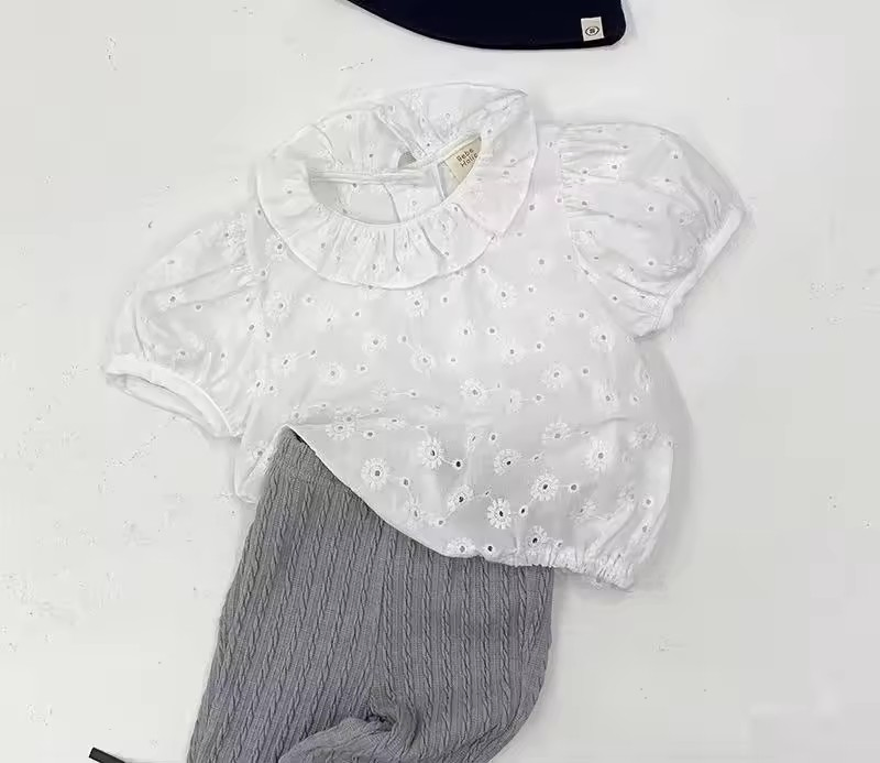 Camiseta de algodón de manga corta de alta calidad para niñas, ropa infantil para el verano. 25-Piece Diseño de encaje abierto, estilo de muñeca a la moda