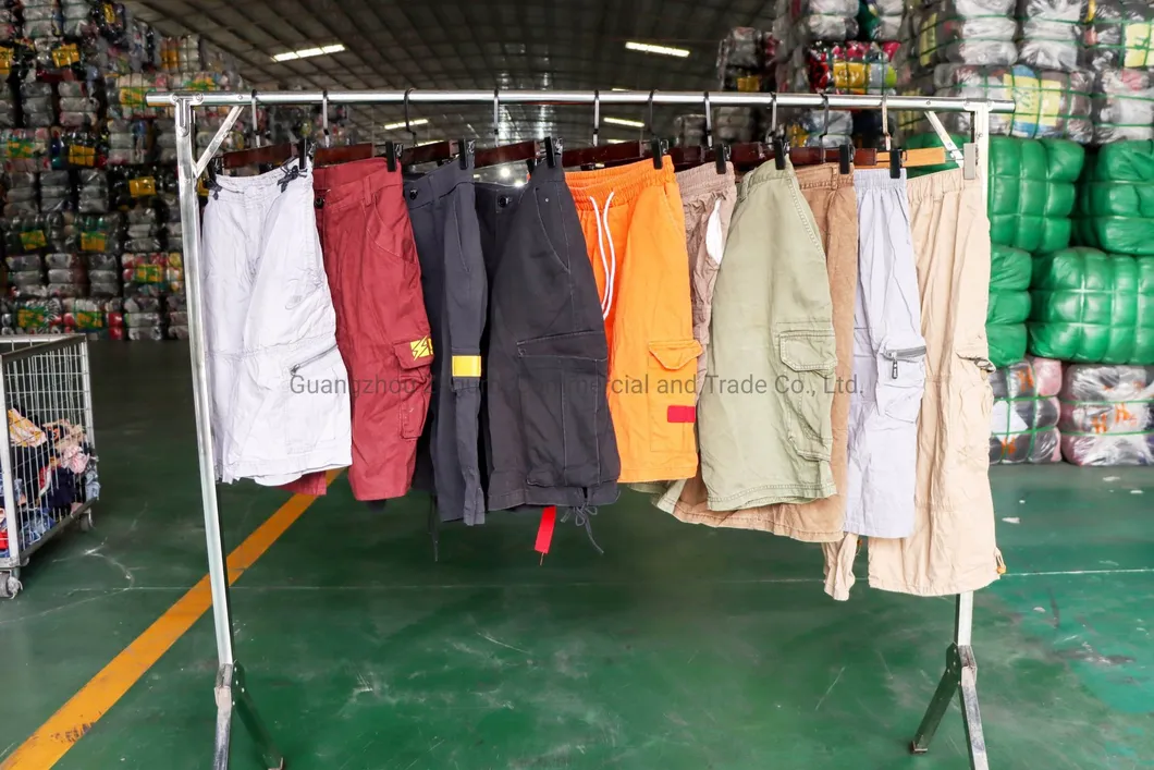 Carga de contenedor de ropa usada