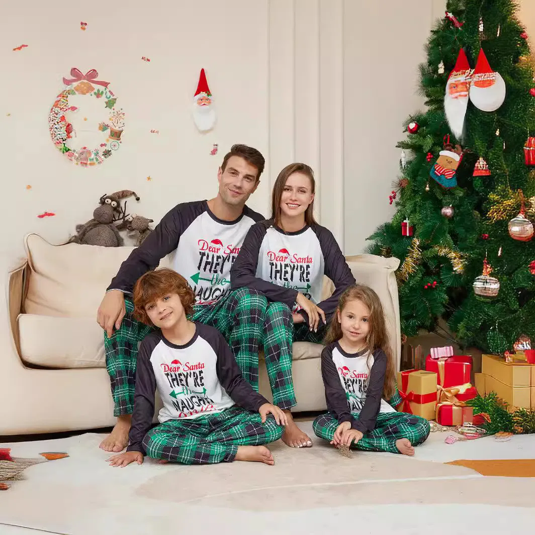 Nuevo vestido de hogar de poliéster para padres e hijos, pijama de dormir para niños, estampado de Santa en toda la prenda, conjunto navideño familiar para mascotas