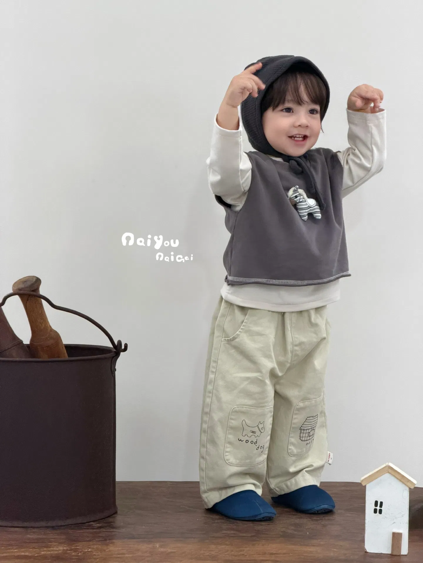 Ropa de niños con camiseta y pantalones