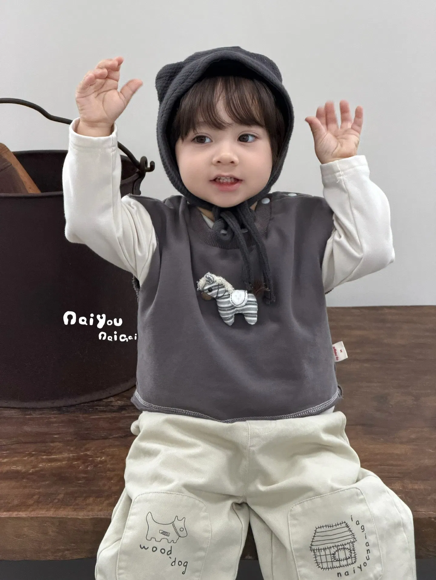 Ropa de niños con camiseta y pantalones