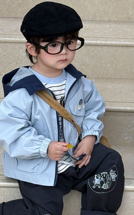 Chaqueta con capucha personalizable para niños, ideal para el vestuario infantil y la moda infantil