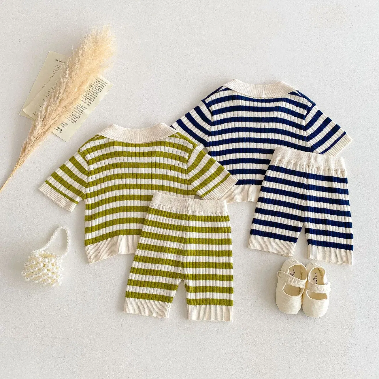 Conjunto de ropa de verano chic casual de punto para bebés y niños, camiseta de manga corta con cuello polo a rayas + pantalones de punto