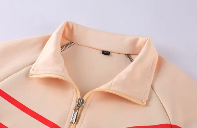Detalle de sudadera escolar