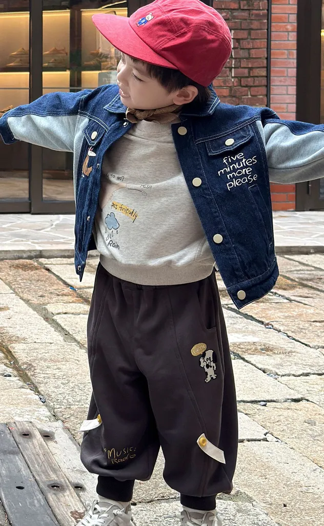 Chaqueta con capucha personalizable para niños, ideal para el vestuario infantil y la moda infantil