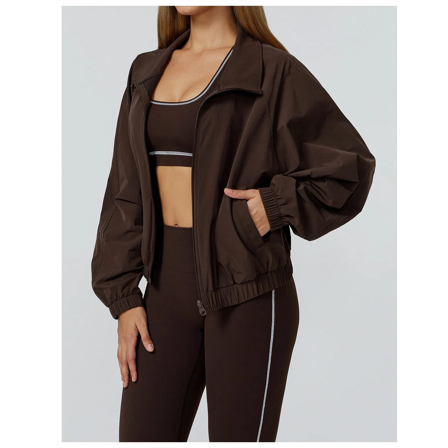 Conjunto de chándal de talla grande para mujeres con sudadera de corte relajado y pantalones de chándal. Ropa de jogging para mujeres