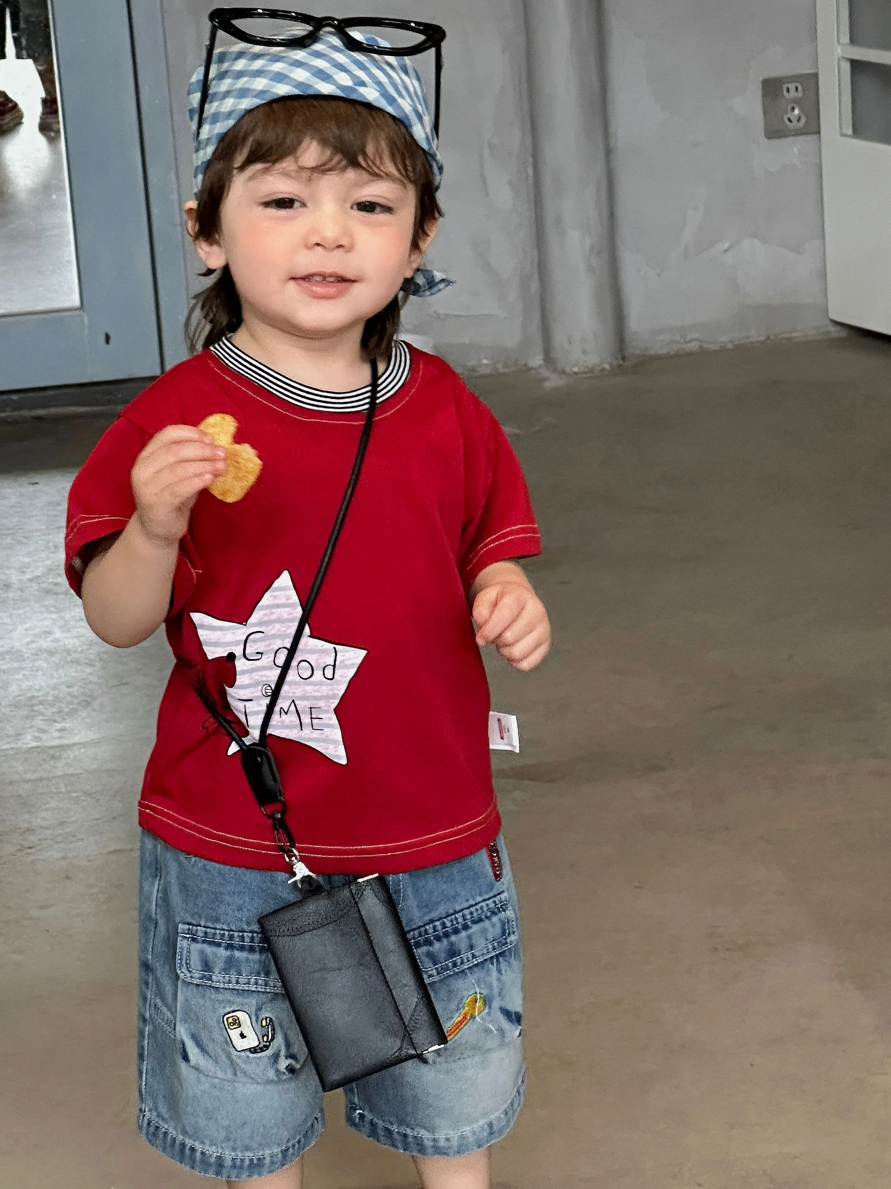 Conjunto de camiseta y pantalones cortos de mezclilla para niños para el verano