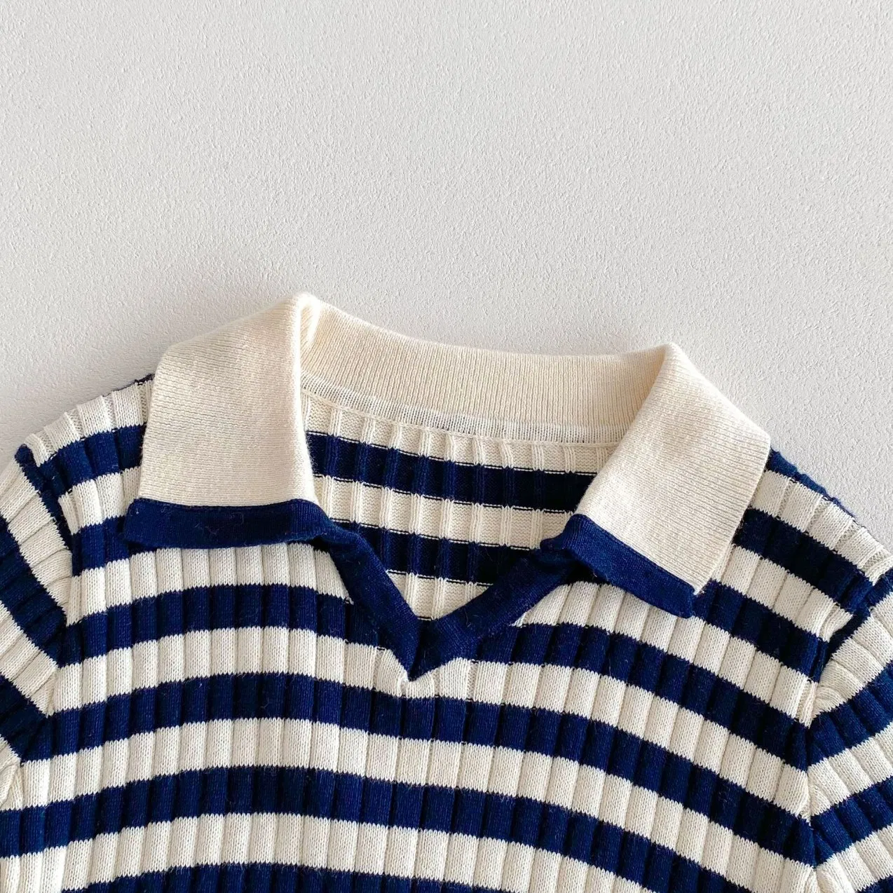 Conjunto de ropa de verano chic casual de punto para bebés y niños, camiseta de manga corta con cuello polo a rayas + pantalones de punto
