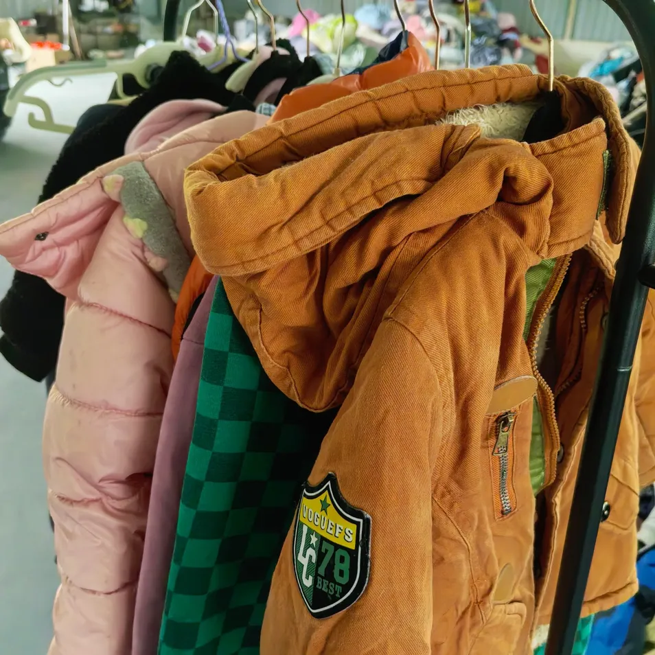 Ropa de invierno de segunda mano para niños de alta calidad y en venta