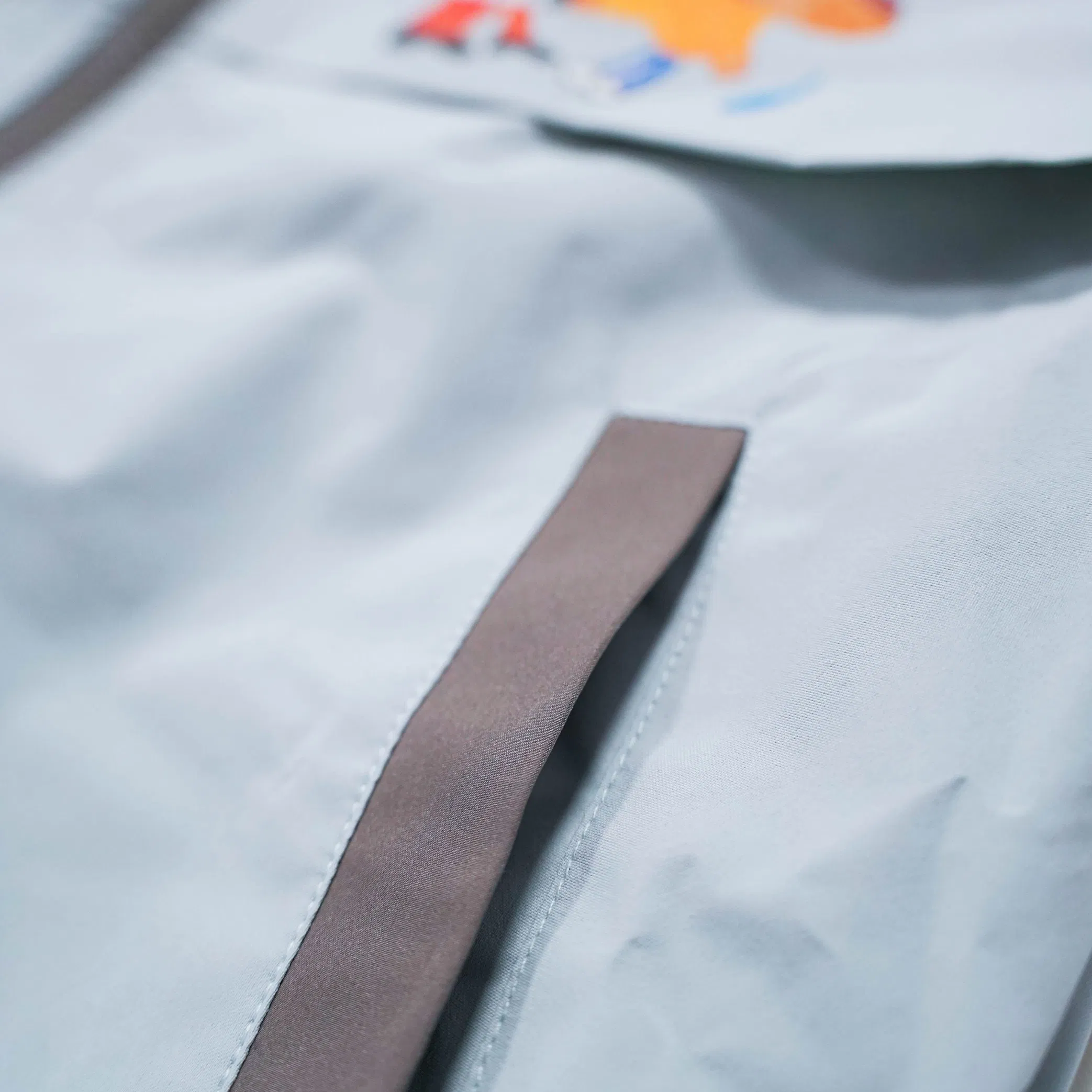 Chaqueta con capucha personalizable para niños, ideal para el vestuario infantil y la moda infantil