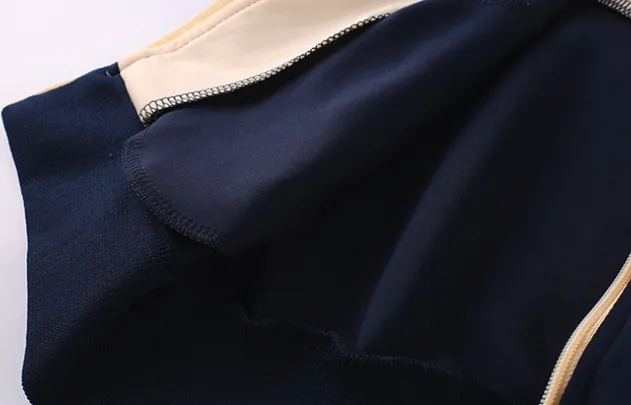 Detalle de pantalón escolar
