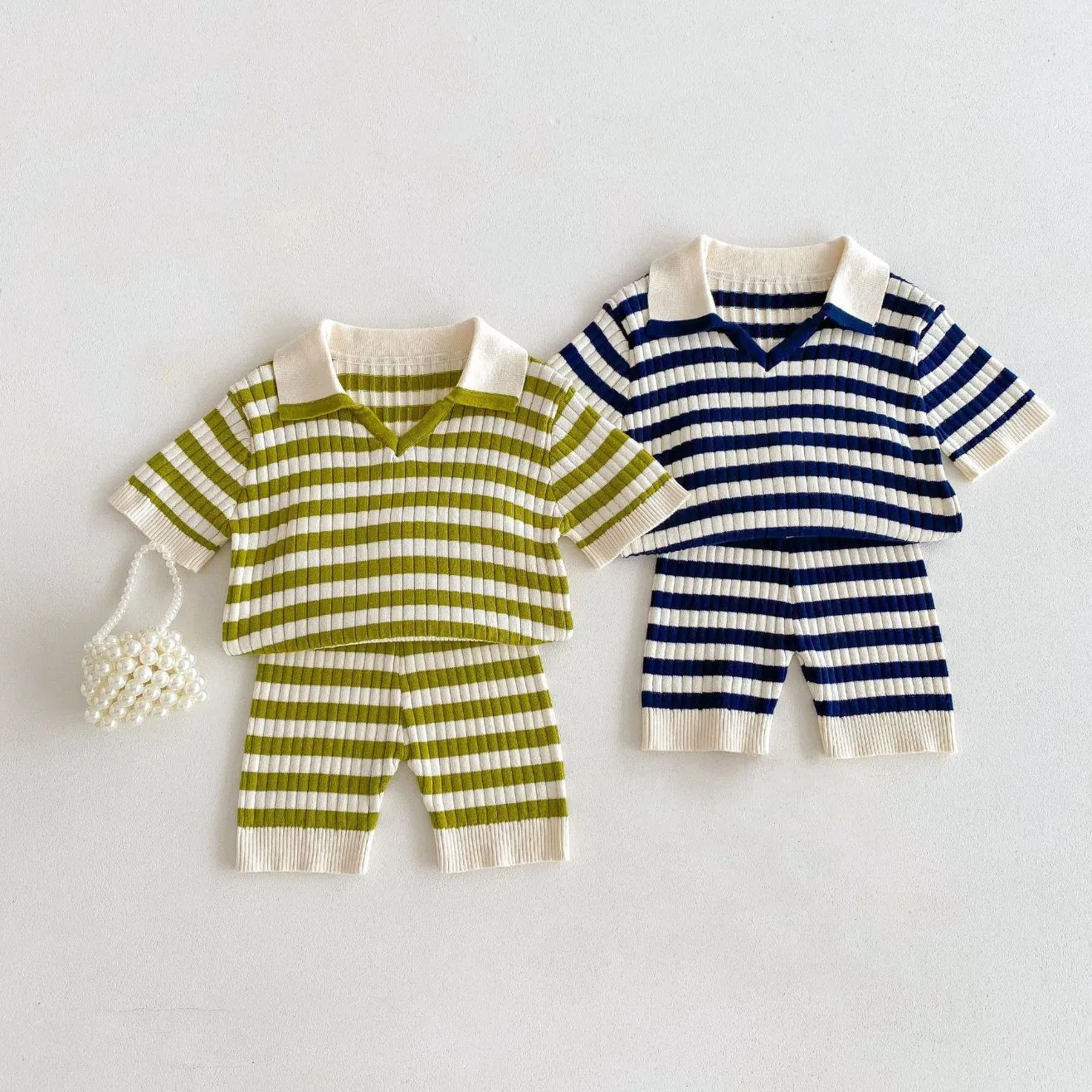 Conjunto de ropa de verano chic casual de punto para bebés y niños, camiseta de manga corta con cuello polo a rayas + pantalones de punto