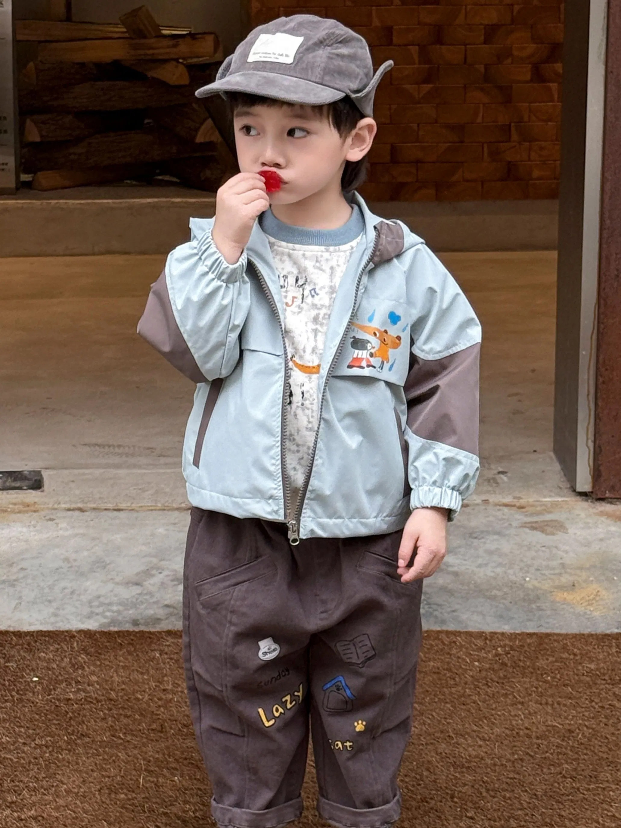 Chaqueta con capucha personalizable para niños, ideal para el vestuario infantil y la moda infantil