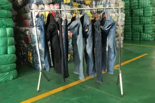 Ropa de segunda mano en pacas grandes de invierno