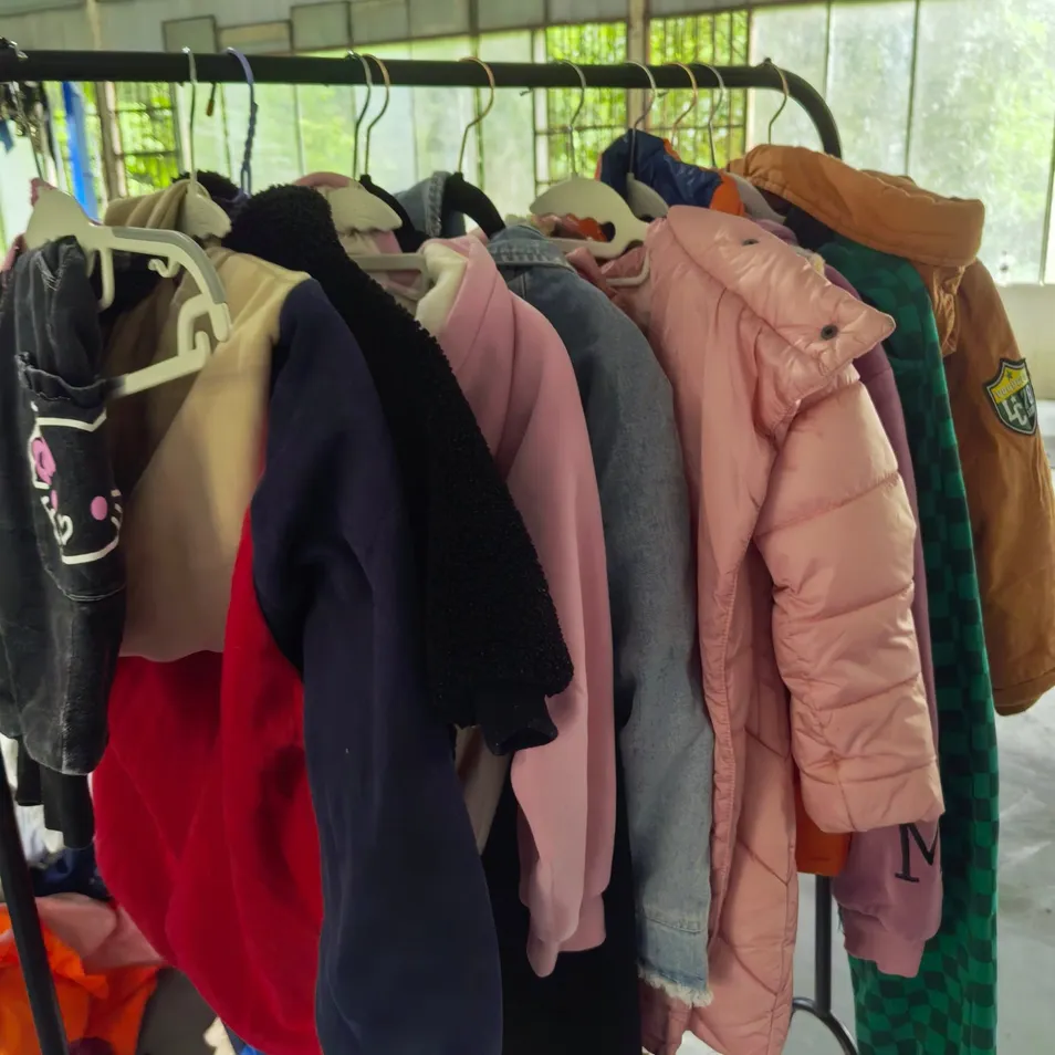 Ropa de invierno de segunda mano para niños de alta calidad y en venta