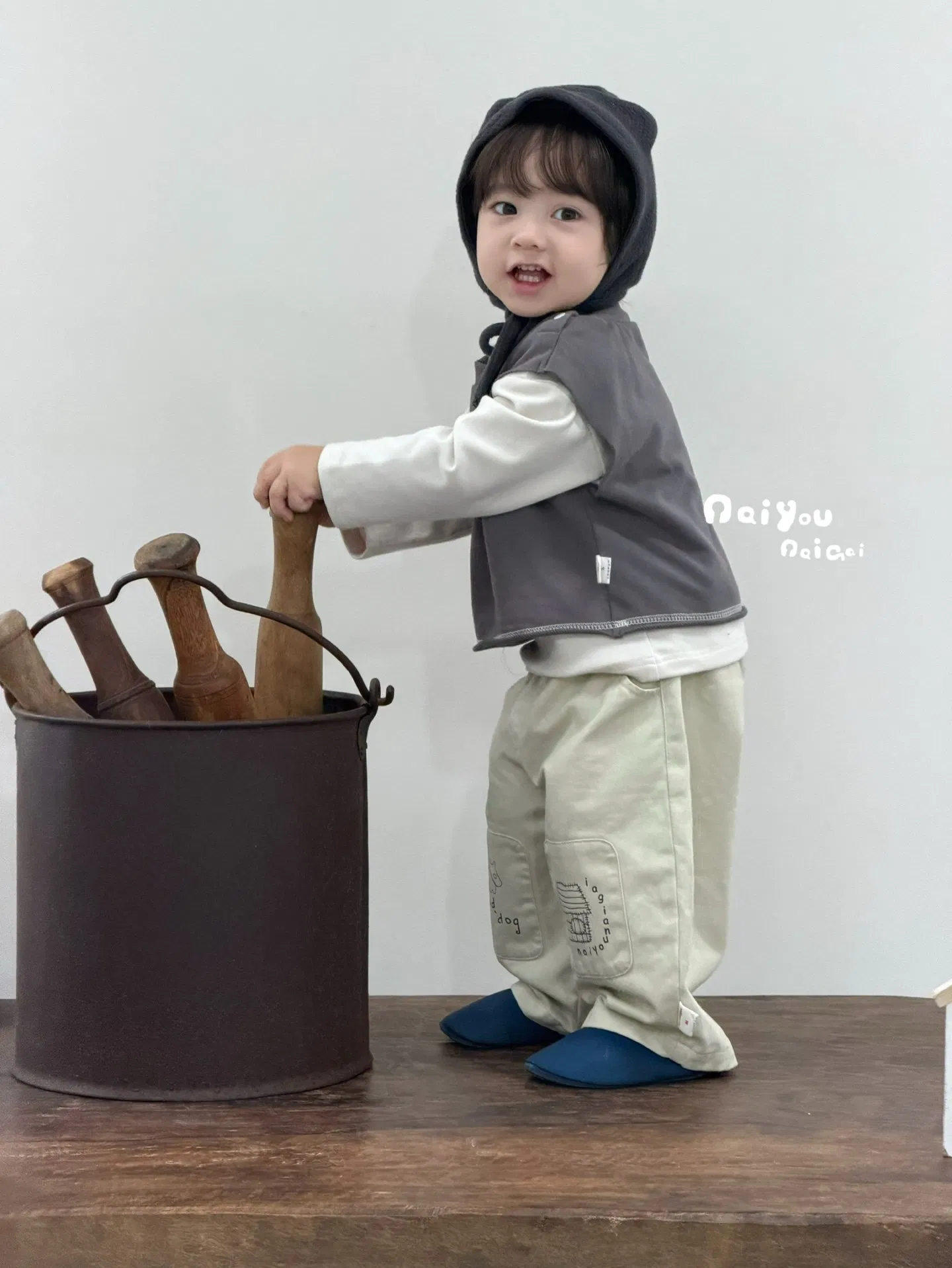 Ropa de niños con camiseta y pantalones