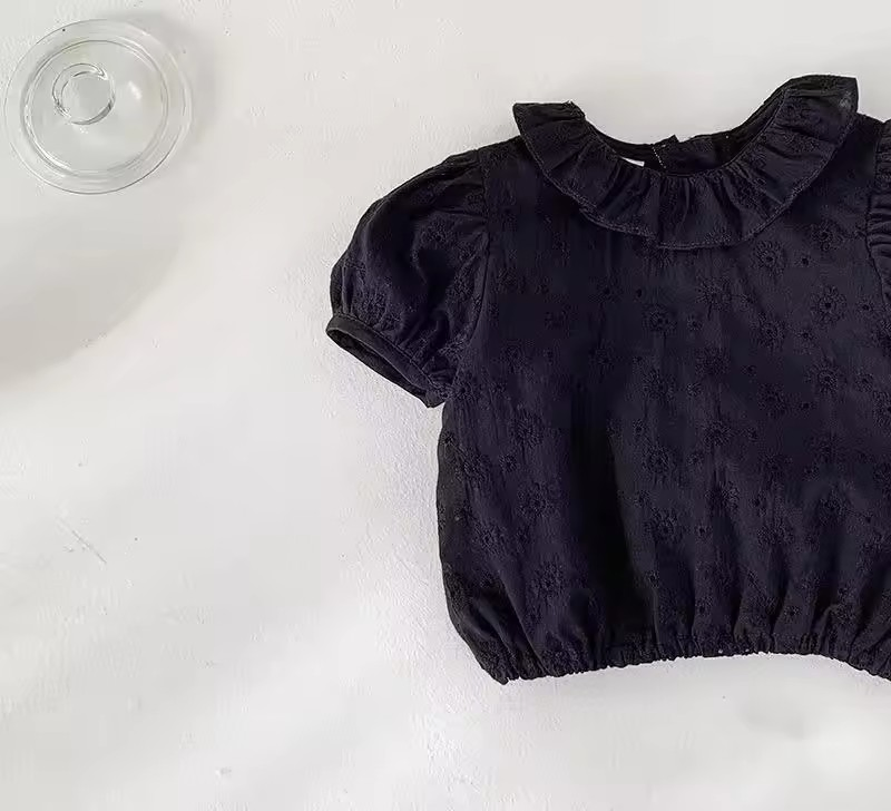 Camiseta de algodón de manga corta de alta calidad para niñas, ropa infantil para el verano. 25-Piece Diseño de encaje abierto, estilo de muñeca a la moda