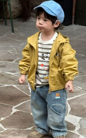 Chaqueta con capucha personalizable para niños, ideal para el vestuario infantil y la moda infantil