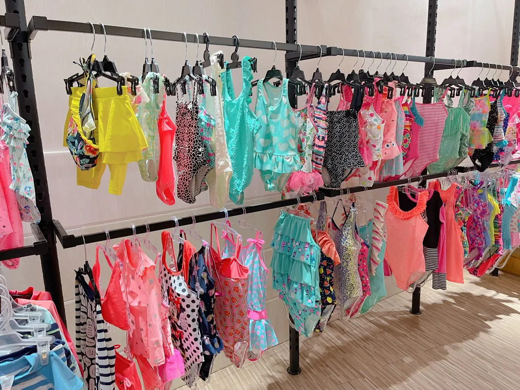 Bañador de dos piezas para niñas con estampado de foil dorado y volantes