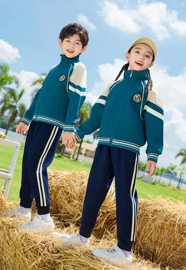 Detalle del uniforme escolar deportivo