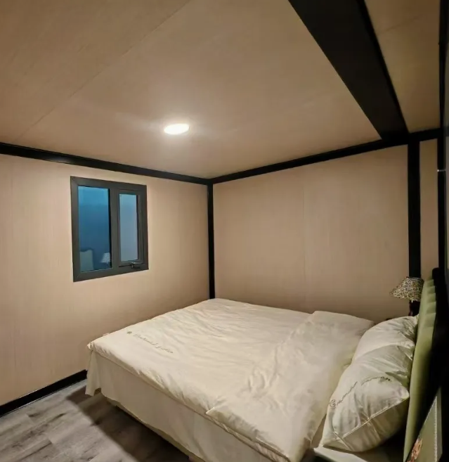 40FT منزل حاوية هيدروليكية مزدوجة الأجنحة قابلة للتوسع، 3-Bedroom كابينة تخييم مفروشة، مبنى حديث مسبق الصنع متكامل، منزل متنقل قابل للتحريك