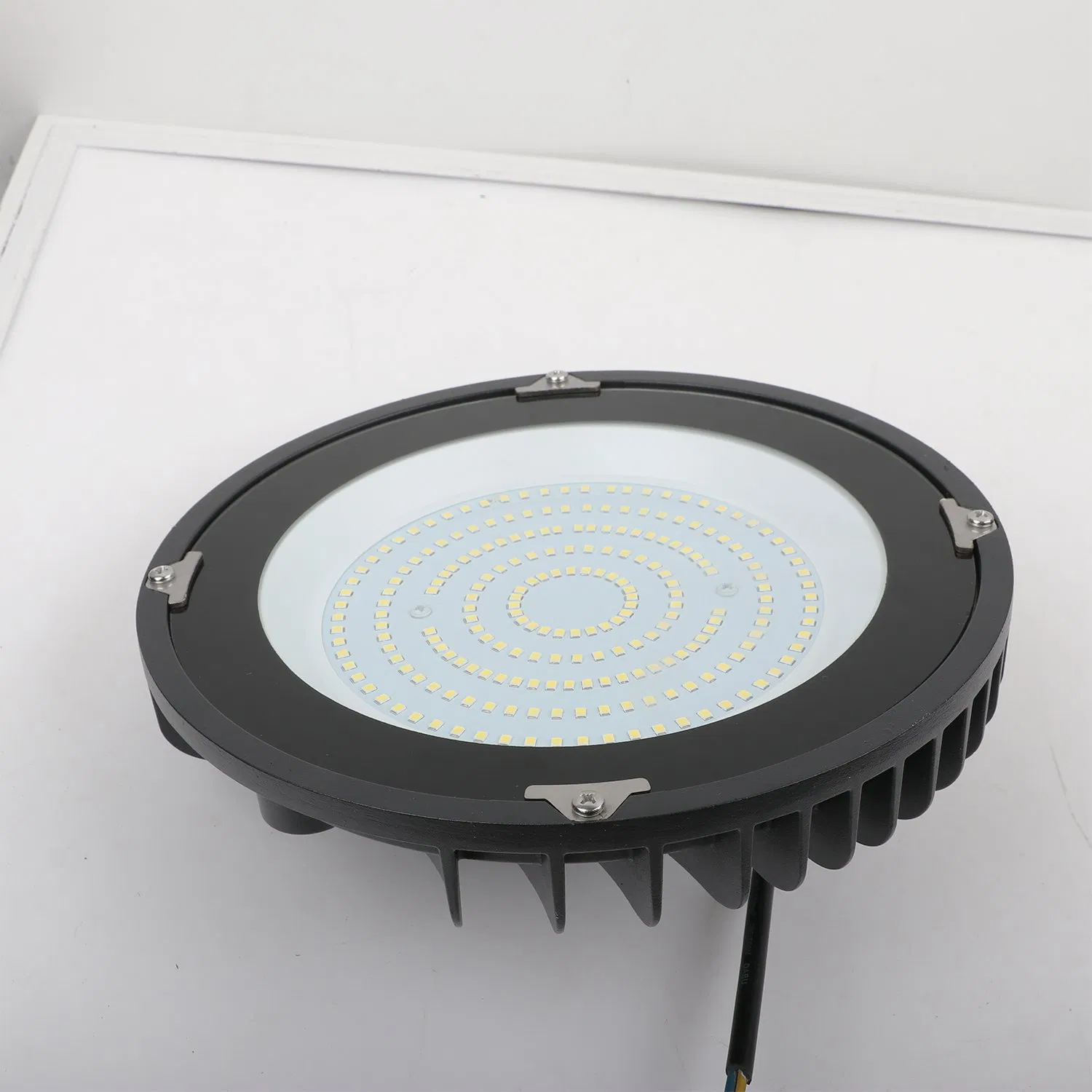 إضاءة عالية السقف LED 100W 150W 200W إضاءة عالية السقف على شكل طبق طائر 5000K إضاءة LED هيكل من الألمنيوم المصبوب