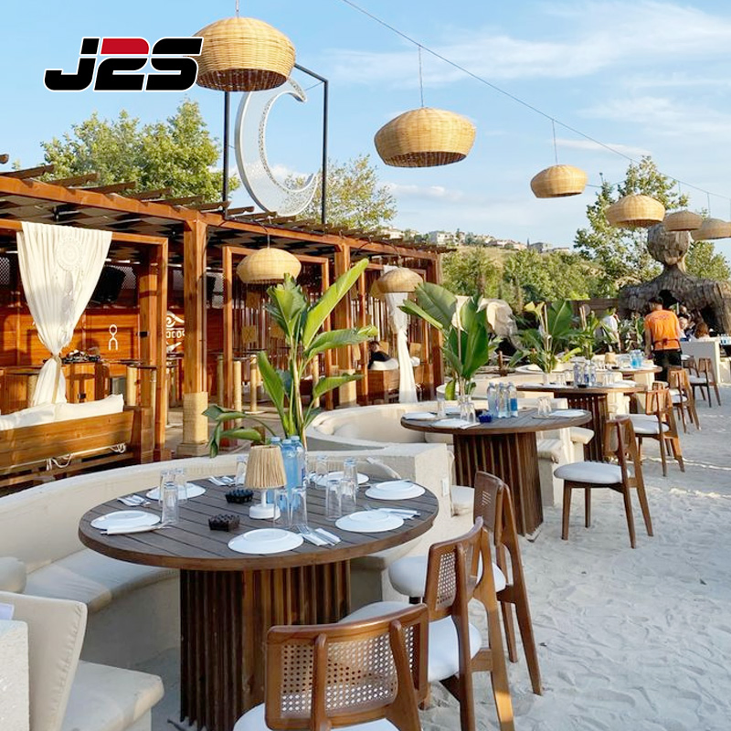 J2s Commercial Resort Restaurant Outdoor Tables and Chairs Sets Solid Teak Wood Tables and Chairs with White Cushions for Beach Hotel Project