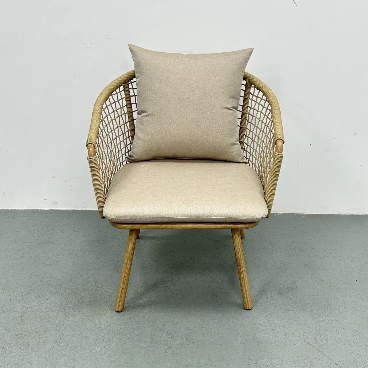 Luxury Modern Style Outdoor Garden Dining Set Patio Rattan Furniture for Restaurant and Hotel Outside Table and Chairs